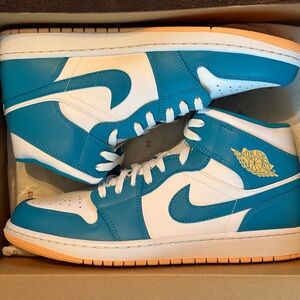 Nike Air Jordan 1 Mid in Teal and White